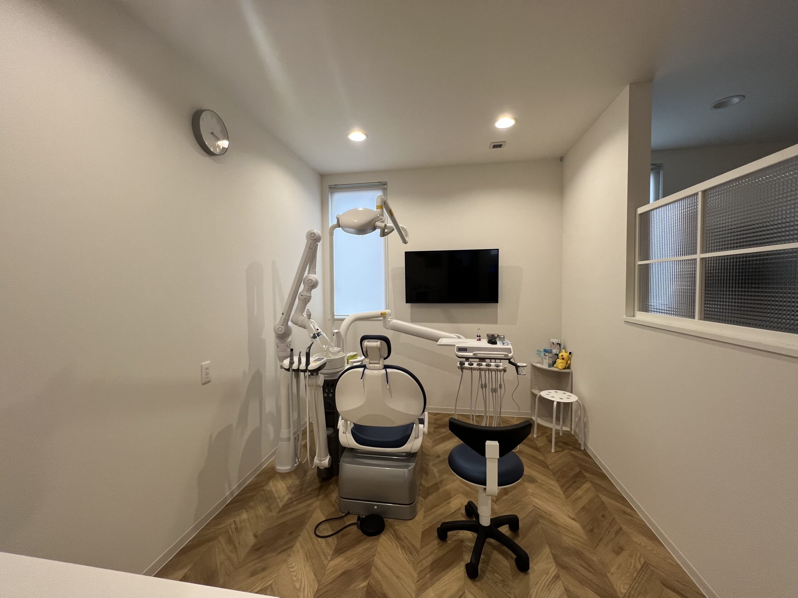 歯科医院診察ユニット。患者様のプライバシーにも配慮した個室型の診察ユニット。個室といっても開口はオープンで隣のユニットと室内窓で区切り明るさを確保した閉塞感のないユニットとなっています。